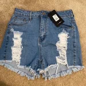 Front of the crowd shredded Denim shorts